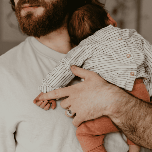 Padre cogiendo en brazos a su bebé - Mustela España - 1