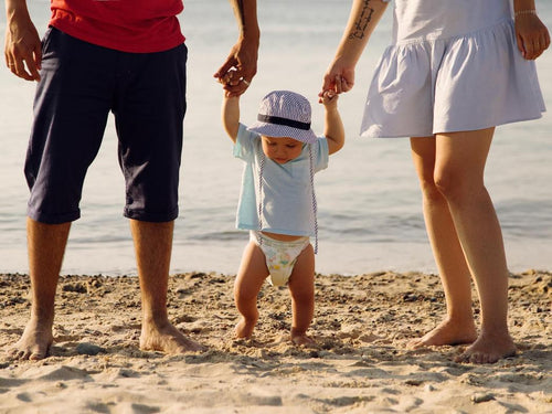 ¿Cómo proteger a tu bebé del sol? El bebé lleva gorrito y t-shirt - Mustela España - 1