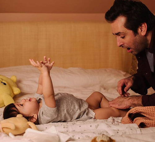 Papá cambiando el pañal sorprendido viendo que su bebé tiene dermatitis del pañal. - Mustela España - 1