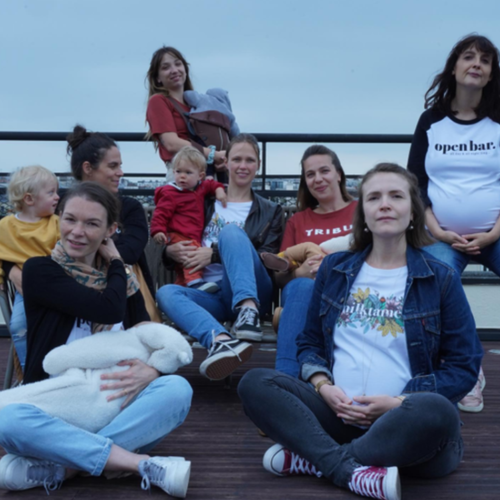 Mujeres empoderadas sentadas con sus bebés celebrando el día de la mujer - Mustela España - 1