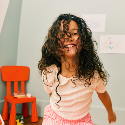 Nina_sonriendo_con_pelo_largo - Mustela España - 1
