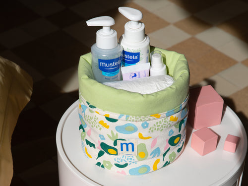 Cesta organizadora en la que caben productos de higiene para el bebé y pañales - Mustela España - 2