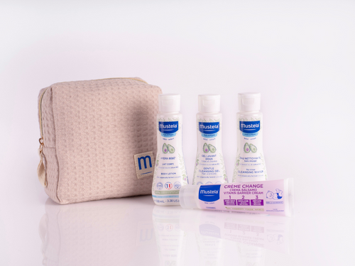 Neceser en tono beige a su lado 4 productos del bebé en formato viaje. - Mustela España - 6