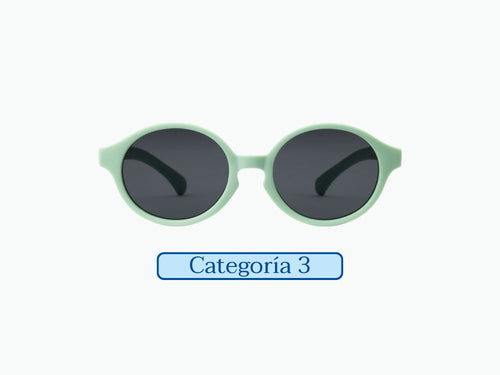 Gafas de sol de color verde y forma ovalada, modelo bebé aguacate 0-2 años de Mustela, hechas con materiales reciclados y con cristal polarizado de categoría 3 y protección UV400. - Mustela España - 7