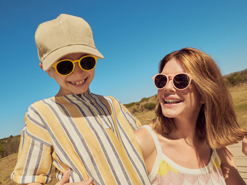 Una mamá disfruta del verano con su hijo, mientras llevan gafas de sol Mustela para proteger sus ojos de los rayos del sol. - Mustela España - 5