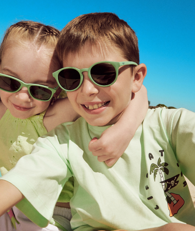 Gafas de sol Mustela para niños de 6 a 10 años de color verde. 