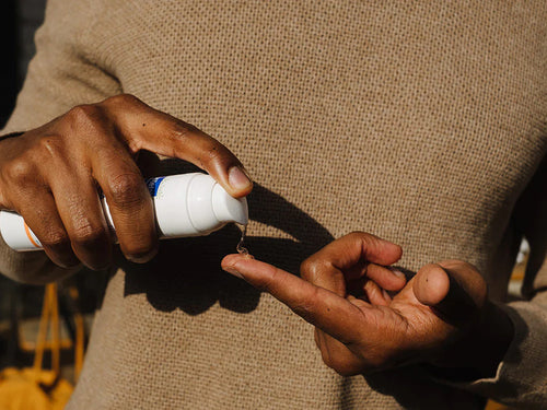 El bote de gel de árnica de Mustela tiene un dosificador fácil para aplicar la cantidad justa de producto en la mano - Mustela España - 3