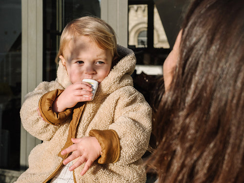 Un niño se aplica de forma fácil en los labios el bálsamo nutritivo en stick de Mustela - Mustela España - 3