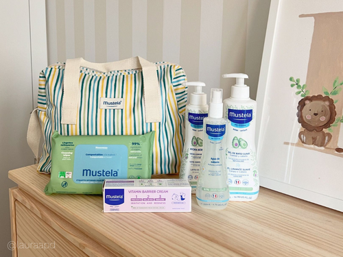 Bolsa de paseo little moments con 5 productos_ toallitas, gel de baño, crema corporal, agua de colonia, crema para el pañal y toallitas compostables. - Mustela España - 2
