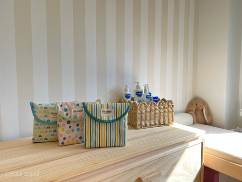 Neceser little moments de Mustela disponible en tres estampados diferentes: rayas, lunares y arcoíris. Incluye los productos imprescindibles para el cuidado de la piel de bebés y niños, lo que lo hace perfecto para viajar. - Mustela España - 8