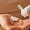 Bote de crema facial para bebé de Mustela con dosificador fácil para coger la cantidad justa en la mano 