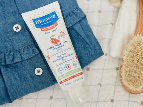 Bote de crema hidratante facial confort de Mustela junto con los enseres de viaje del bebé, formato ideal para llevar siempre encima.  - Mustela España - 5