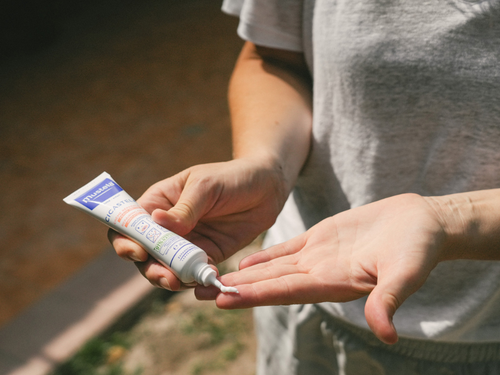 El envase de la crema Cicastela para piel irritada del bebé tiene un dosificador para aplicar la cantidad justa en el dedo. - Mustela España - 3