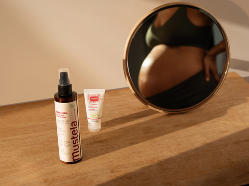 Cuidado Esencial con bálsamo lactancia Mustela con mujer embarazada en espejo.  - Mustela España - 2