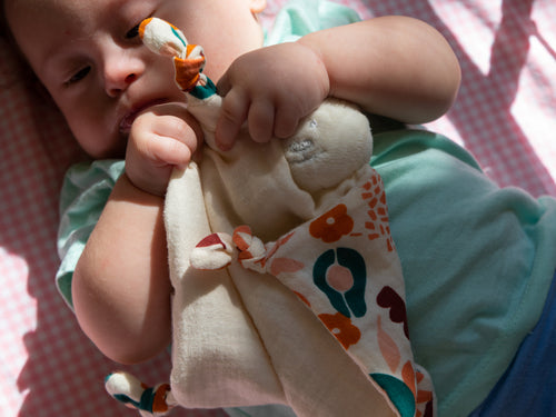 Bebe acariciando su doudou - Mustela España - 2