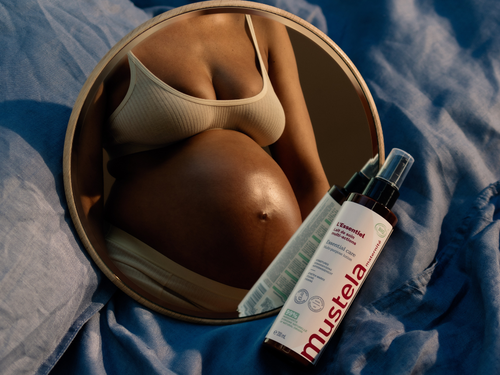 Mujer embarazada que usa el cuidado esencial Mustela. - Mustela España - 3