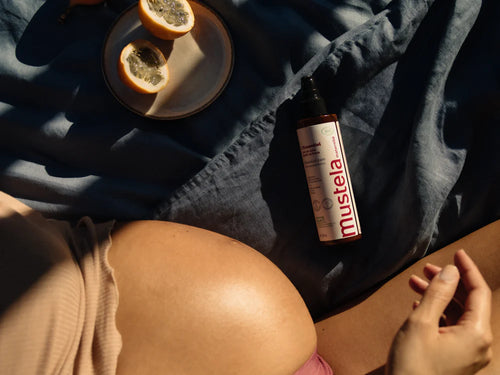 Essential care con mujer embarazada acostada. - Mustela España - 4