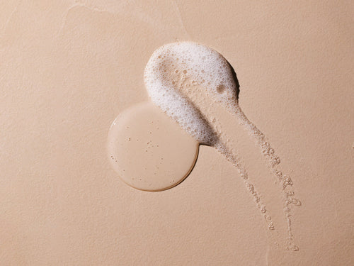 El gel-champú certificado Bio hace una ligera espuma al aplicarlo en el cuerpo y en el cabello. slider - Mustela España - 4