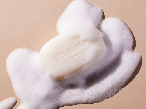 La pastilla de jabón al cold cream Mustela produce una espuma generosa, ideal para limpiar la cara y el cuerpo del bebé. slider - Mustela España - 4