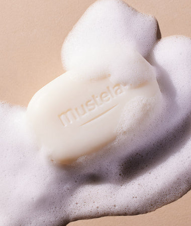 La pastilla de jabón al cold cream Mustela produce una espuma generosa, ideal para limpiar la cara y el cuerpo del bebé. 