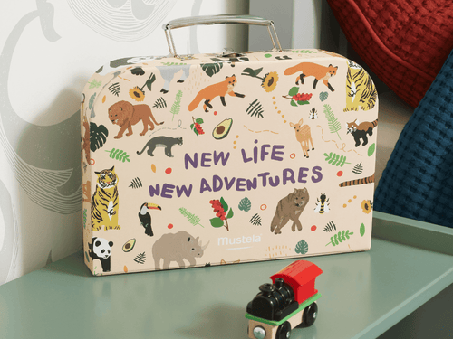 Maletita con estampados de animales para bebés y niños sobre la mesilla - Mustela España - 2