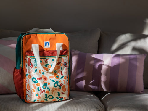 Mochila Family adventures de Mustela sobre un sofa - Mustela España - 5