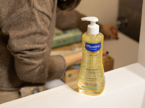 Óleo Gel Mustela para piel seca con dosificador sobre una bañera durante la rutina de baño infantil. - Mustela España - 4
