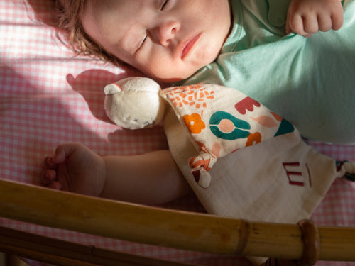 Bebé durmiendo con su doudou de apego Mustela - Mustela España - 3