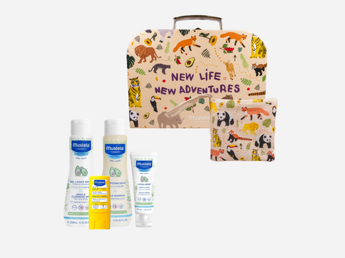 set bebés con una maletita, un libro sensorial, el gel de baño de 200ml de Mustela, el champú suave de 200ml , la crema hydra bebé facial y el stick solar. - Mustela España - 1