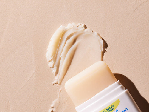 Textura rica de una crema hidratante nutritiva en un formato stick, muy práctico. slider - Mustela España - 6