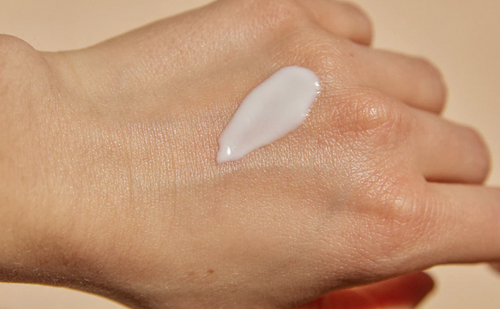 Applicación del Essential care sobre una mano de mujer. slider - Mustela España - 5