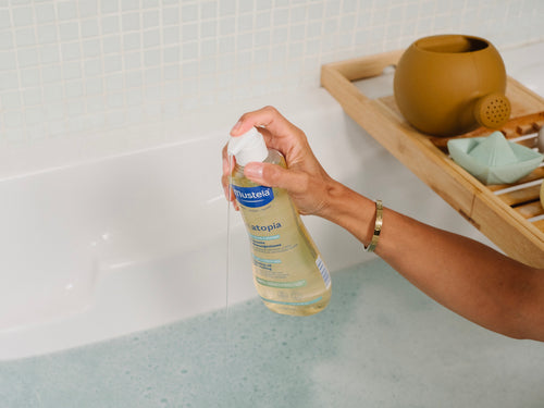 El aceite de baño y ducha Mustela Stelatopia para pieles atópicas también se puede añadir directamente en el baño - Mustela España - 4