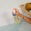 El aceite de baño y ducha Mustela Stelatopia para pieles atópicas también se puede añadir directamente en el baño