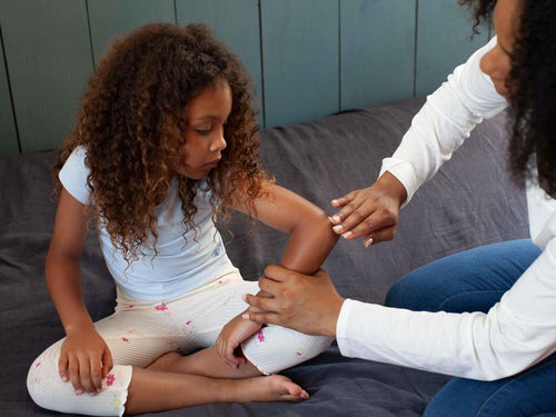 El bálsamo universal certificado BIO se puede usar para nutrir y reparar las zonas secas del cuerpo del niño - Mustela España - 7