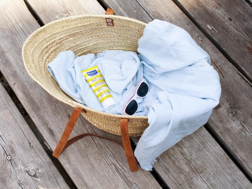 cesta con una toalla, un tubo de crema solar 100ml y unas gafas de sol - Mustela España - 4