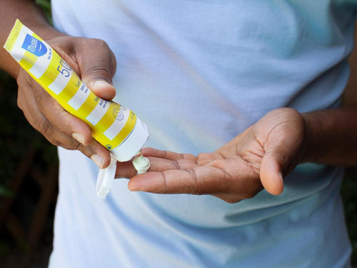 Un hombre aplica crema solar en su mano - Mustela España - 5