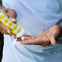 Un hombre aplica crema solar en su mano