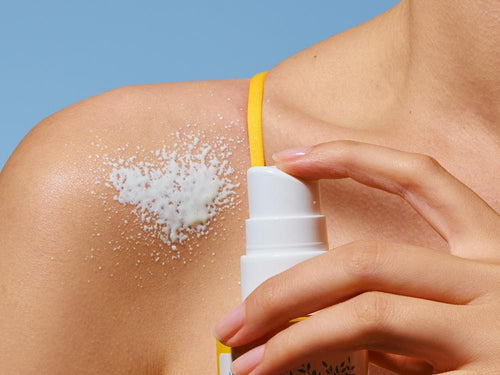 aplicación del spray solar Mustela 200ml - Mustela España - 5