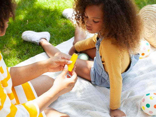 Una madre y su niña usan un stick solar SPF50 Mustela - Mustela España - 4