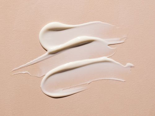 Textura untuosa de la crema relipidizante antipicor Stelatopia + para las pieles atópicas. slider - Mustela España - 10