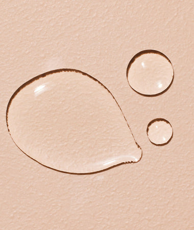El aceite de masaje Mustela se absorbe fácilmente y deja un film protector en la piel. 