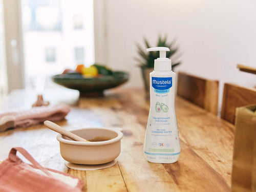 Mesa familiar con un bote de agua micelar de bebé Mustela para limpiar cara, cuerpo y zona del pañal - Mustela España - 4