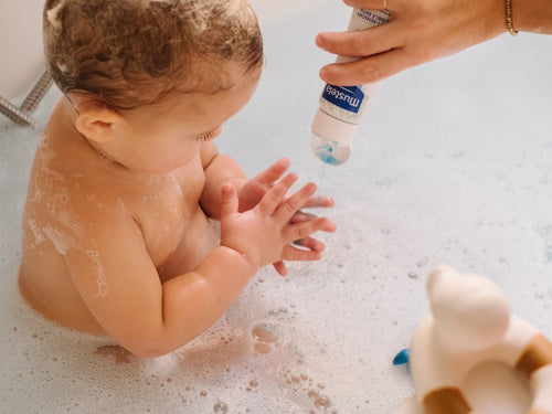 Bebé se da un baño de espuma agradable con el babygel con aguacate bio de Mustela, ideal para generar espuma ligera en la bañera apta para bebés. slider - Mustela España - 5