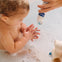 Bebé se da un baño de espuma agradable con el babygel con aguacate bio de Mustela, ideal para generar espuma ligera en la bañera apta para bebés.