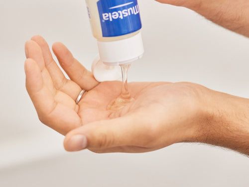 El bote de champú suave de Mustela tiene un dispensador fácil para aplicar el gel en la mano en la cantidad justa. - Mustela España - 4