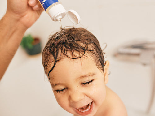 Padre lava el delicado cabello de su bebé con champú Mustela disfrutando de un agradable baño sin que pique en los ojos. - Mustela España - 5