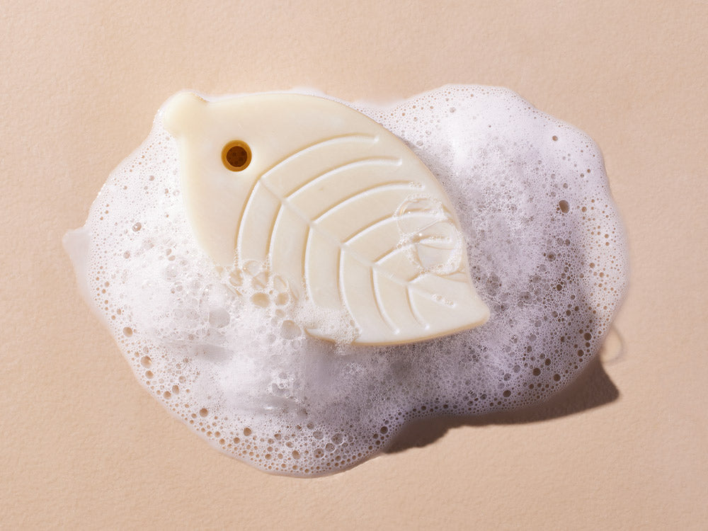 El champú sólido cabello y cuerpo hace una espuma generosa que limpia el cabello y el cuerpo de toda la familia, a partir de 3 años. slider