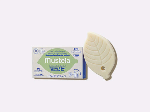Pastilla de 75g de shampoo sólido con forma de hoja Mustela con un 94% de ingredientes de origen vegetal