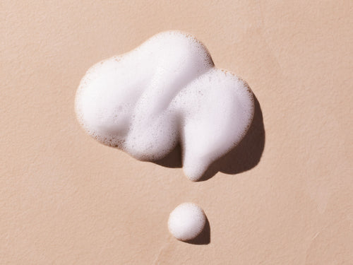 La textura espumosa del champú mousse recién nacido ayuda quitar con suavidad la costra láctea del recién nacido. slider - Mustela España - 4