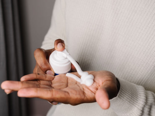 Padre aplicando champú mousse de Mustela en su mano. - Mustela España - 3